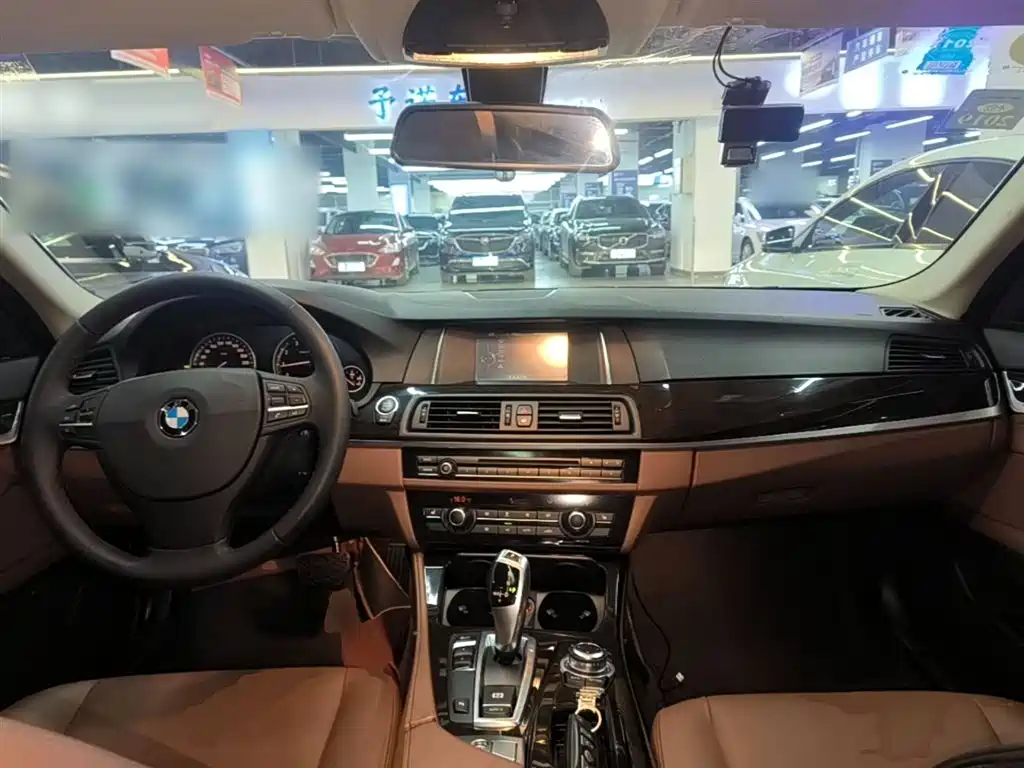 BMW 5 Series 2014 525Li Leading фото 10