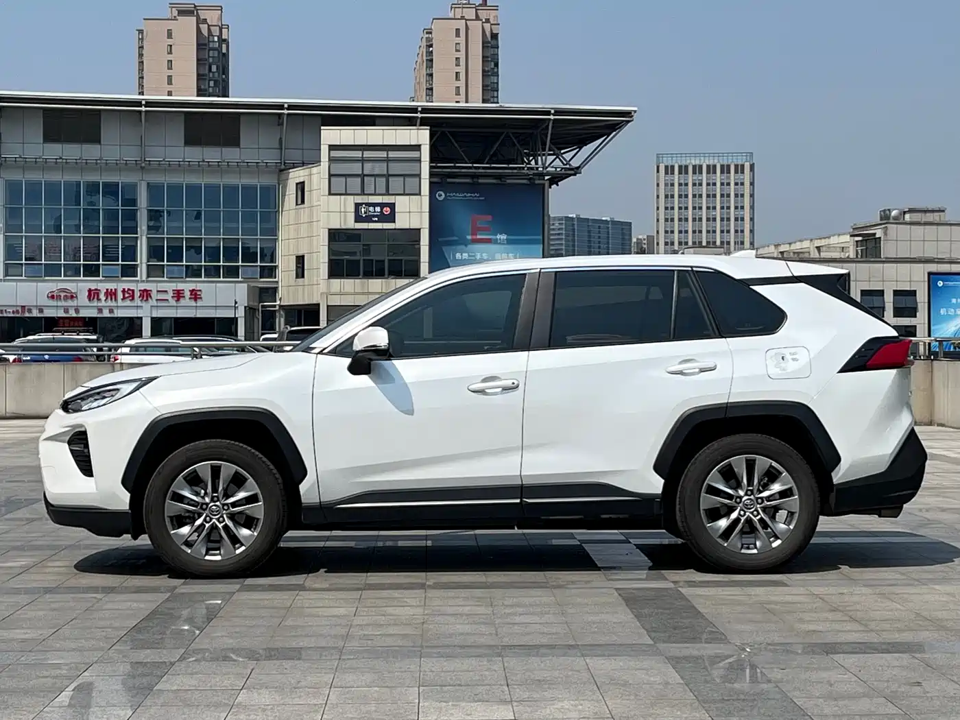 Toyota Wildlander 2023 2.0L CVT FWD LE фото 3
