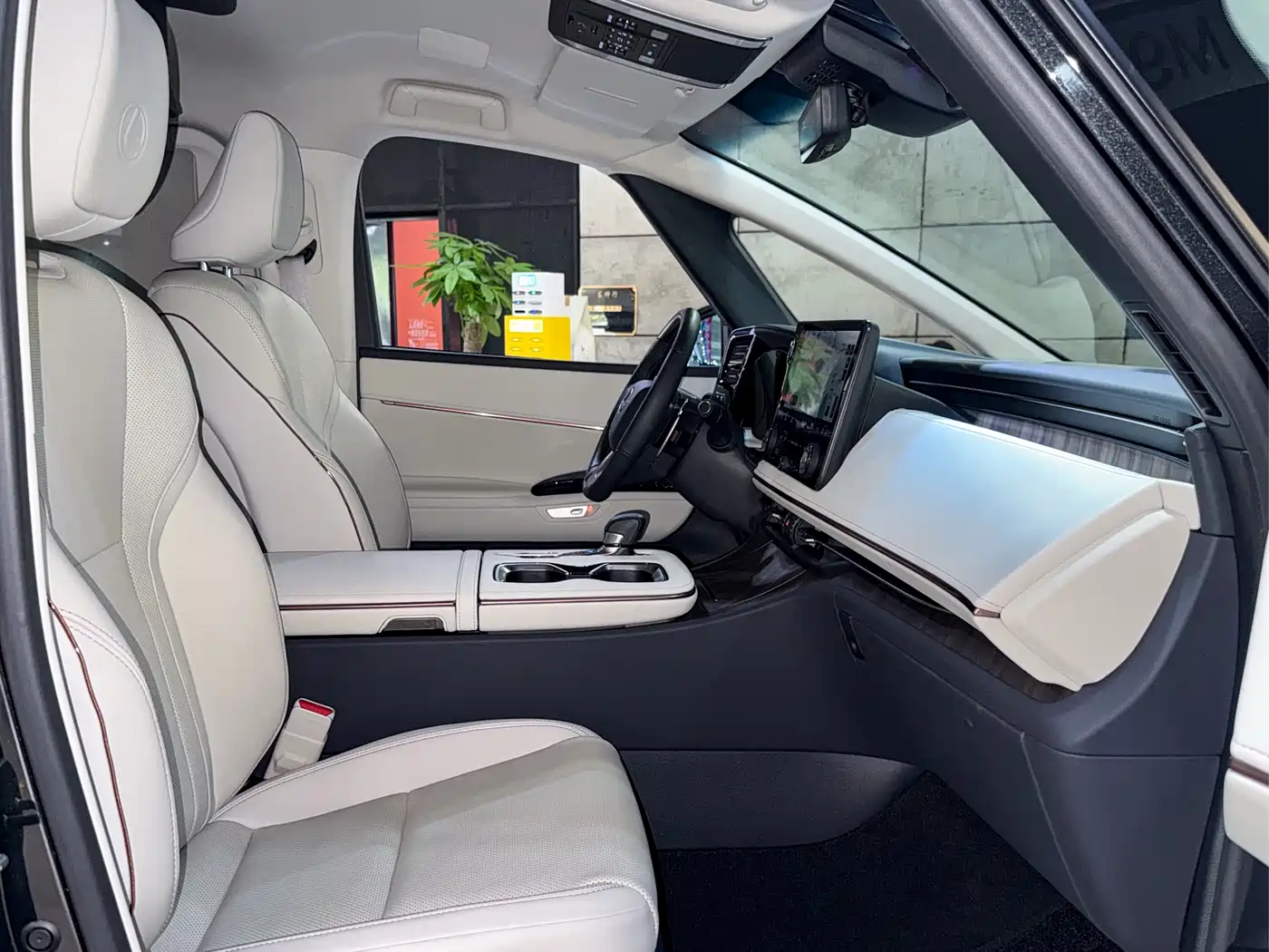 Lexus LM 2023 500h 6-Seater Prestige Edition фото 31
