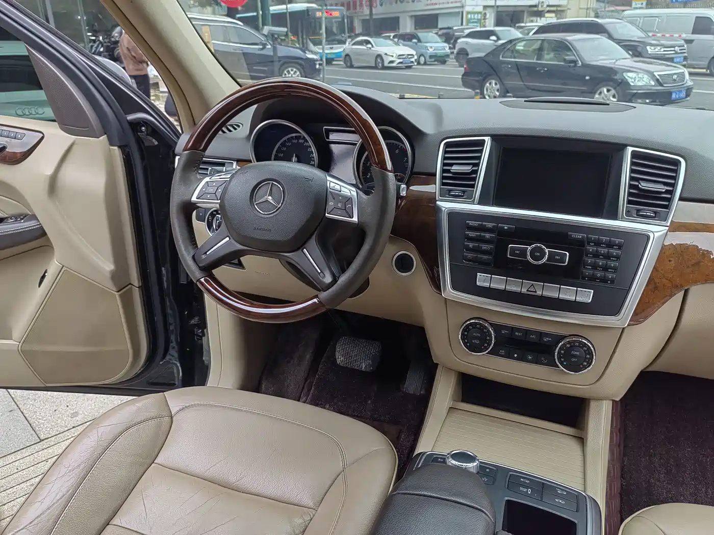 Mercedes-Benz M-Class 2012 Model ML 350 Luxury фото 9