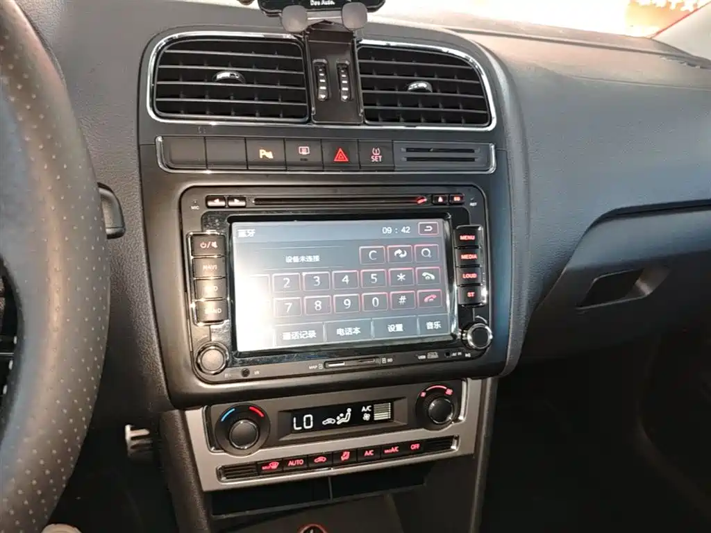 Volkswagen Polo 2014 1.6L Cross Polo Automatic фото 9