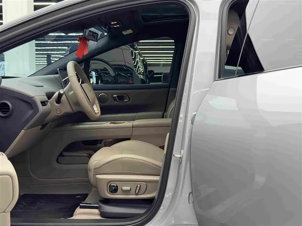 Li Auto i6 2026 2025 2WD Base Model