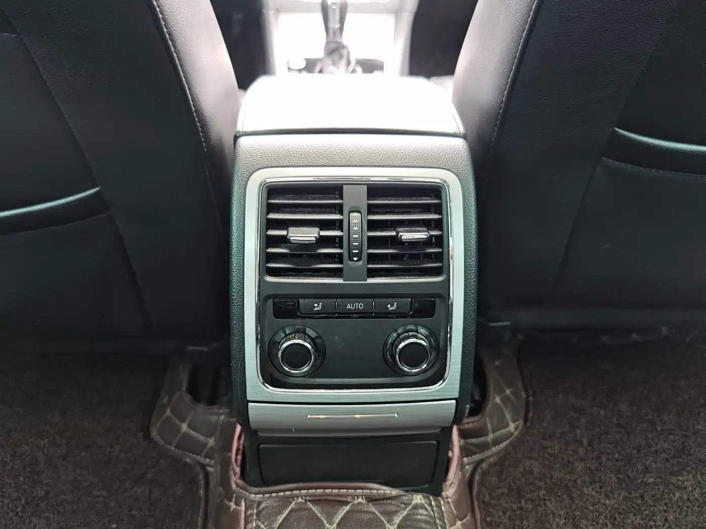 Volkswagen Passat 2014 1.8TSI DSG Executive Edition фото 24