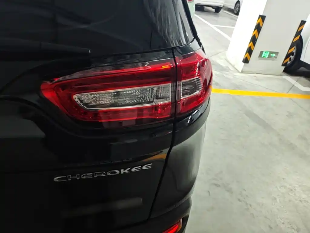 Jeep Cherokee 2020 2020 2.0L 2WD Classic Sport Edition