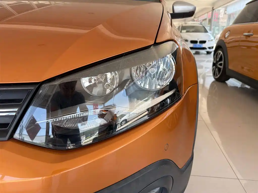Volkswagen Polo 2014 1.6L Cross Polo Automatic фото 3