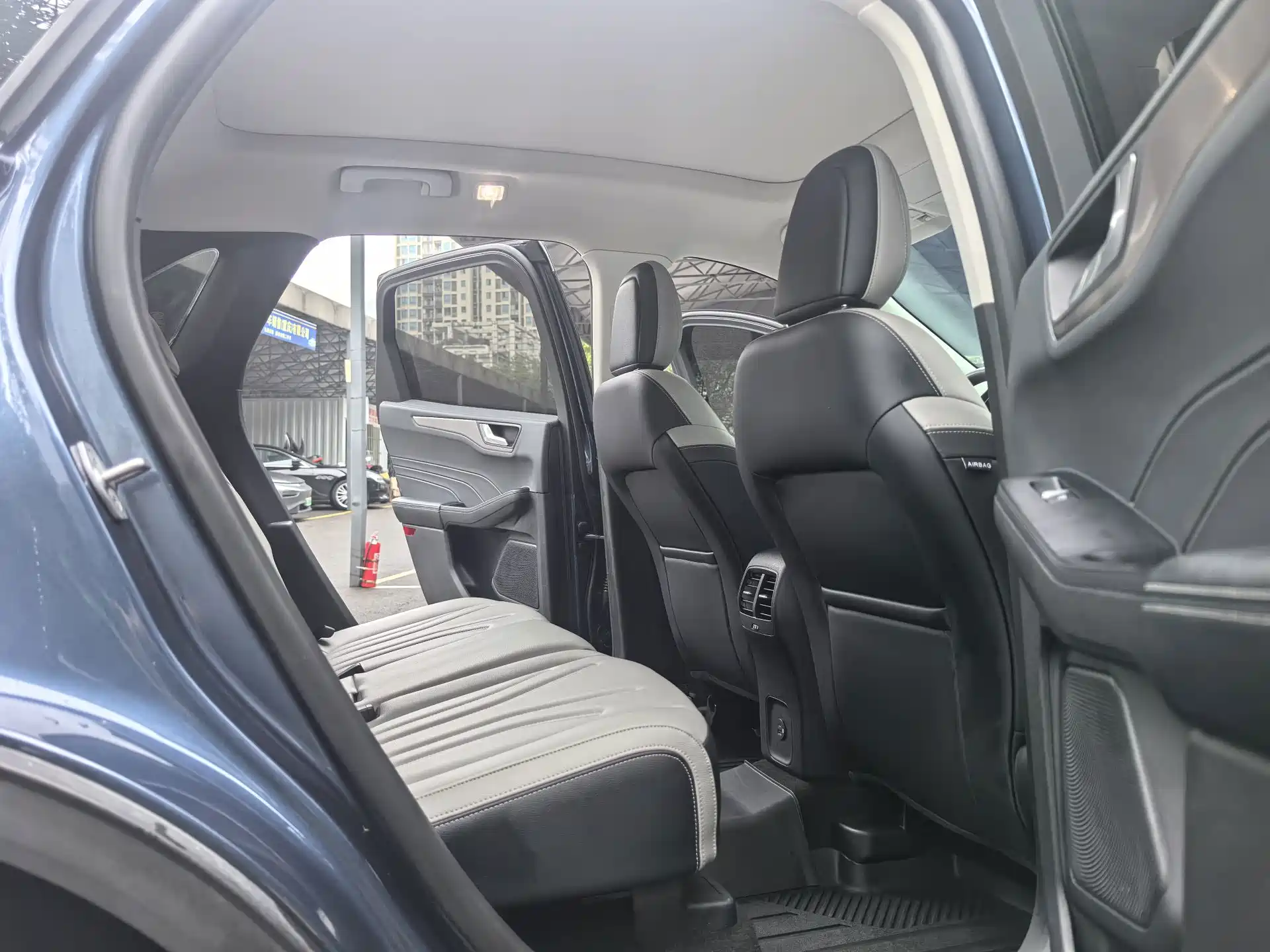 Photo 11 - Ford Escape