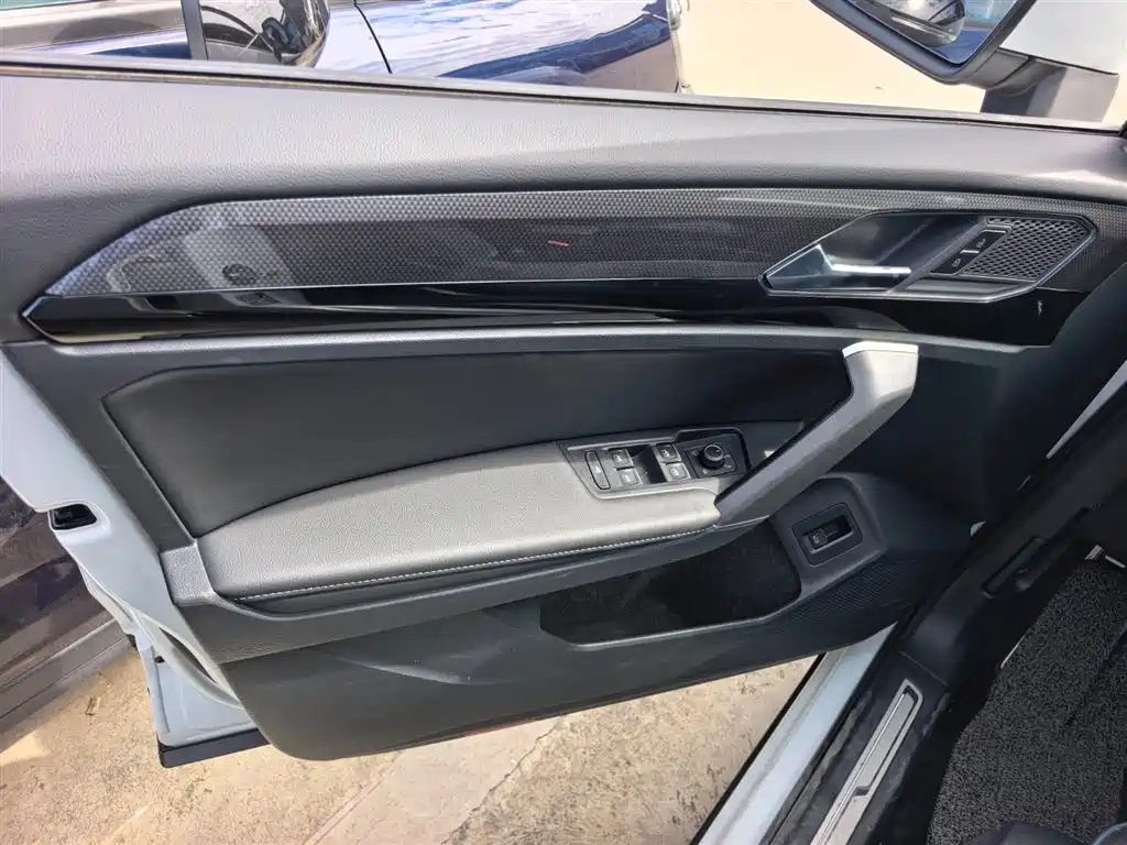 Volkswagen Tayron X 2020 330TSI 2WD Flagship Smart Edition фото 8