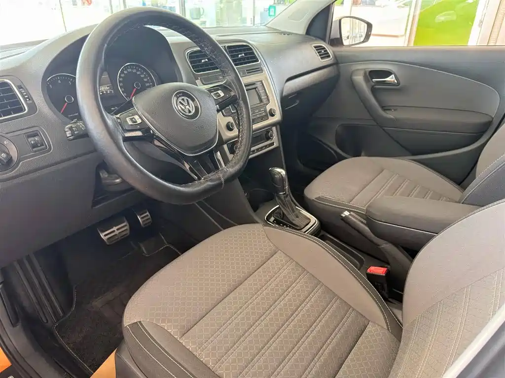 Volkswagen Polo 2014 1.6L Cross Polo Automatic фото 5