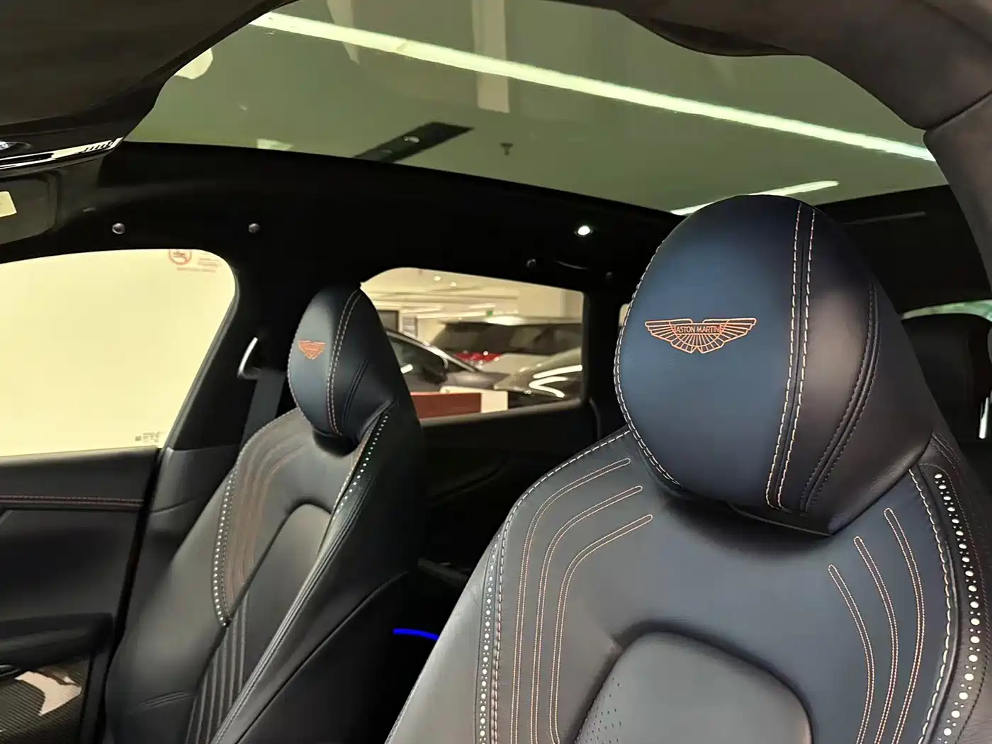 Photo 11 - Aston Martin DBX