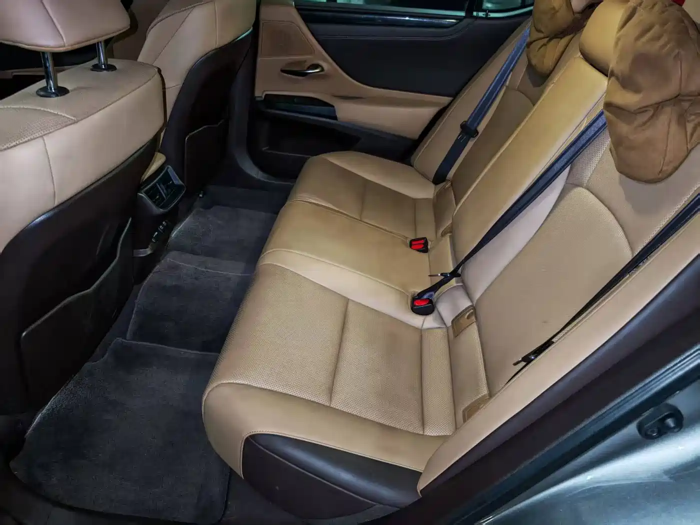 Photo 10 - Lexus ES