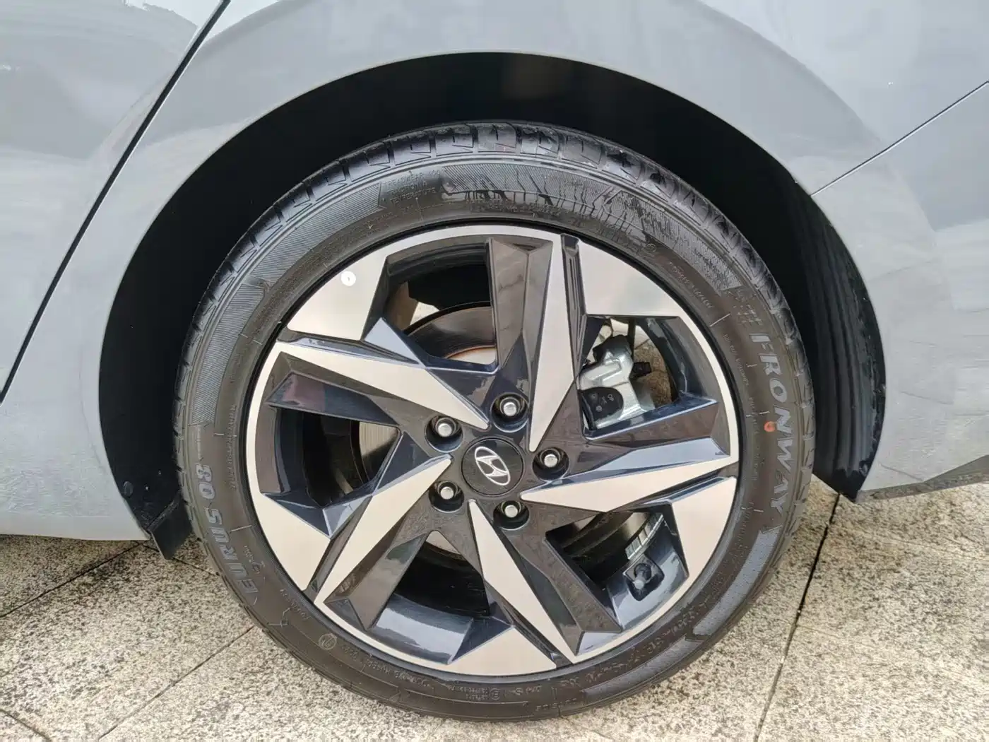 Hyundai Elantra 2022 1.5L CVT LUX Premium Edition фото 10