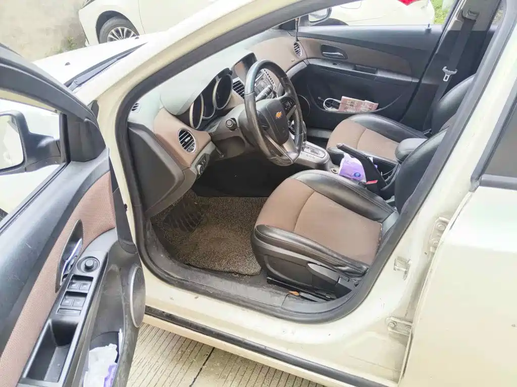 Фото 8 - Chevrolet Cruze