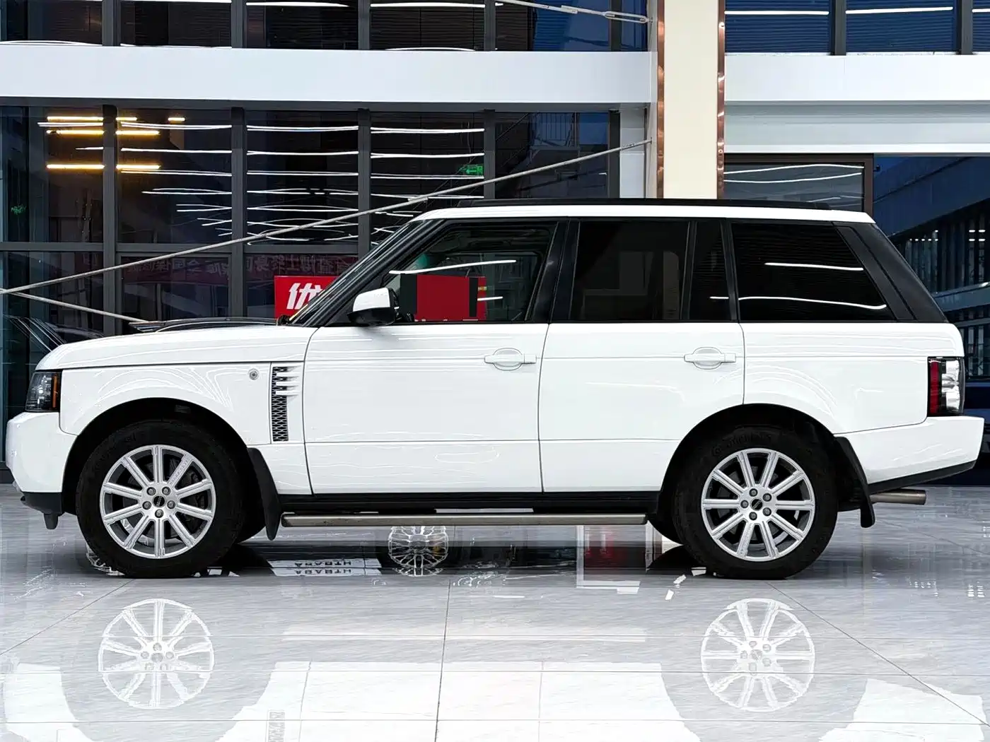 Land Rover Range Rover 2011 5.0 SC V8 фото 3