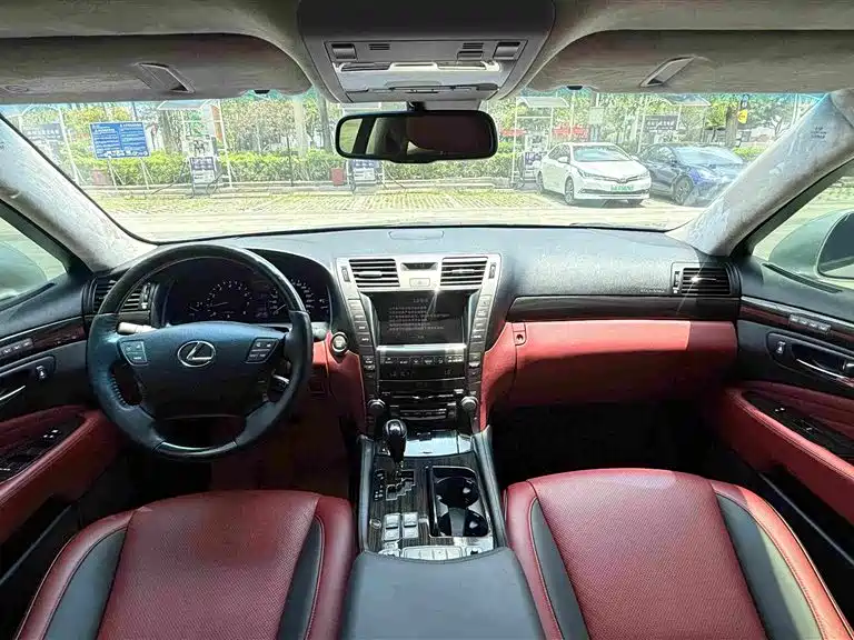 Photo 17 - Lexus LS