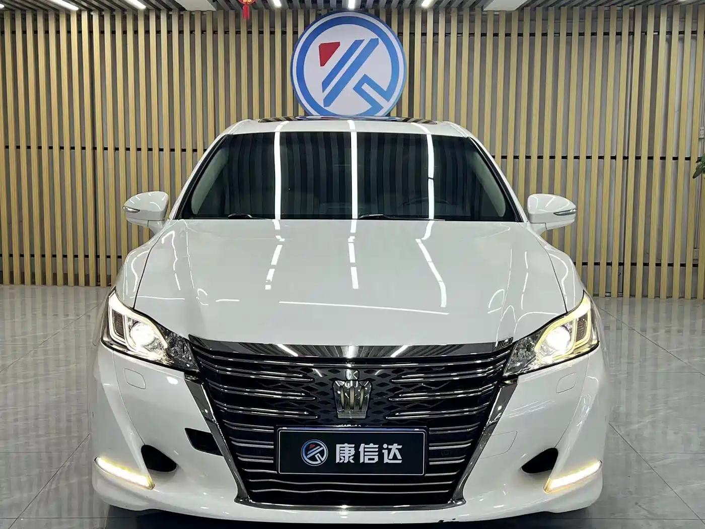 Toyota Crown 2018 2.0T Fashion Edition фото 2
