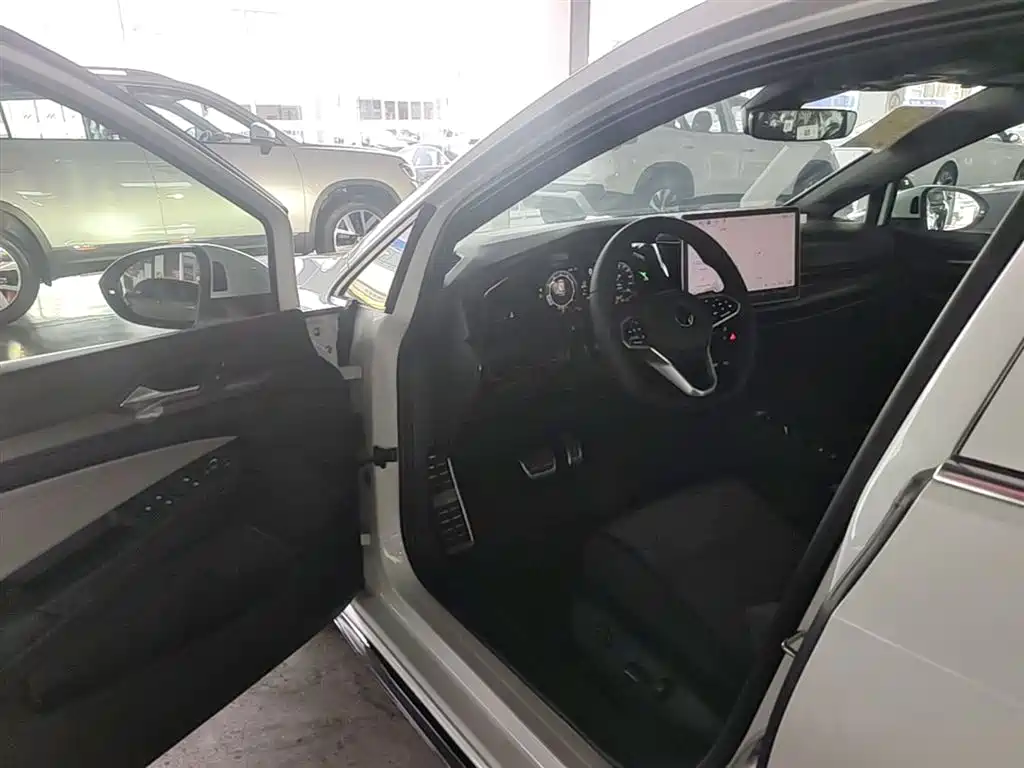Volkswagen Golf 2025 300TSI R-Line фото 16