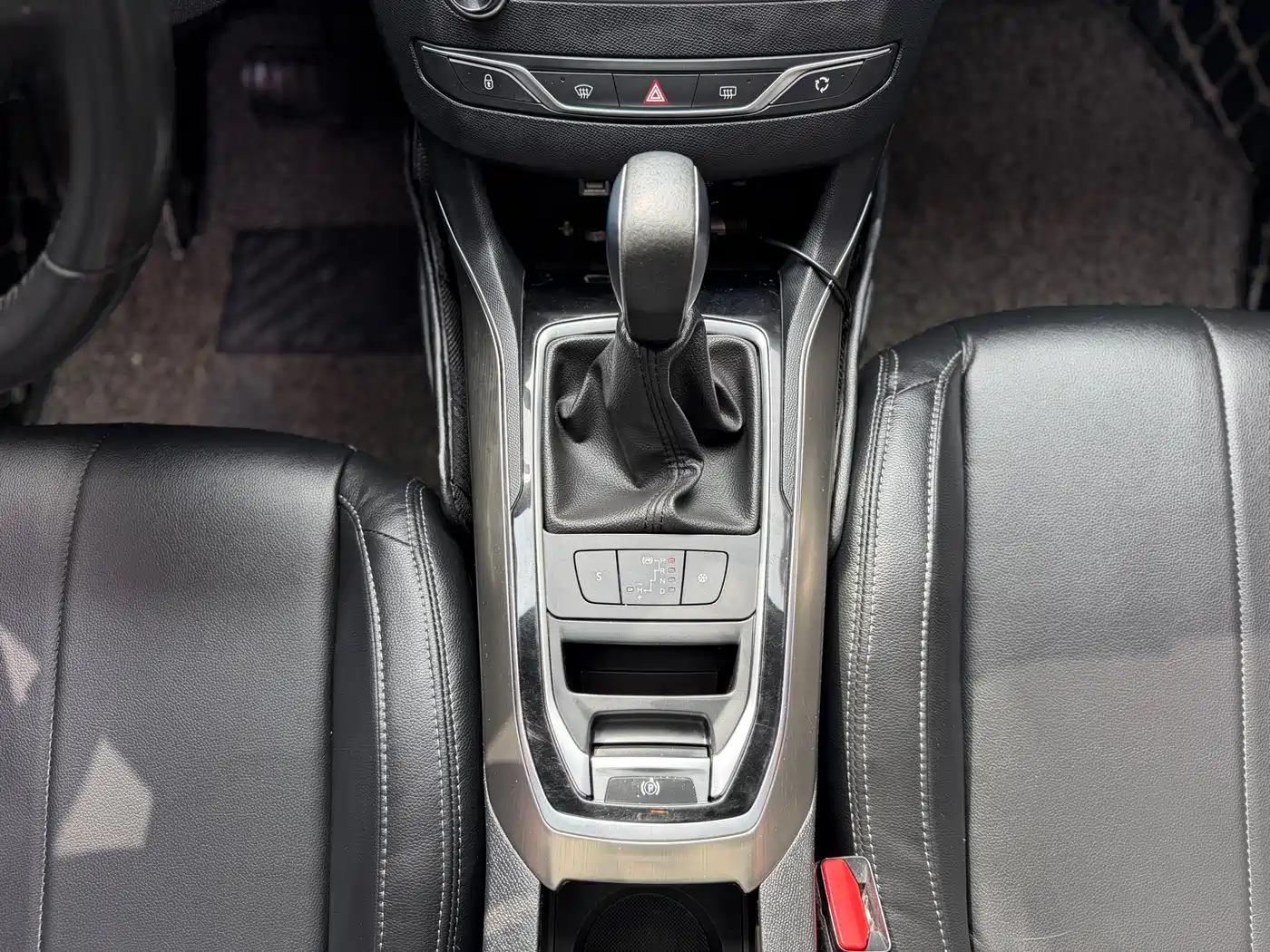 Peugeot 408 2016 1.6T Automatic Luxury Edition фото 14