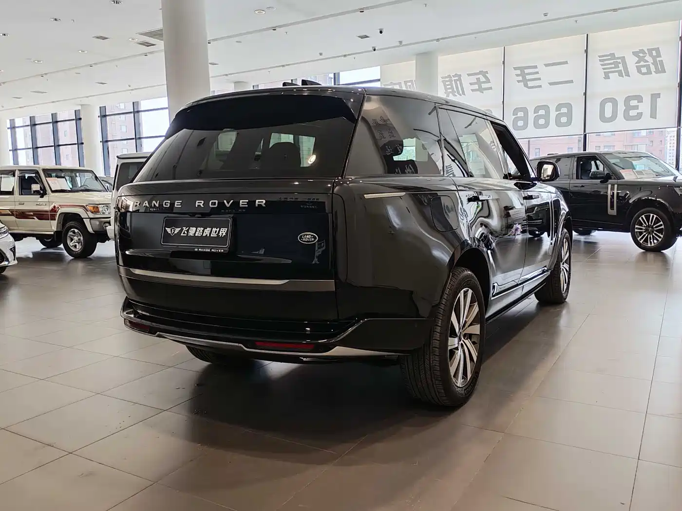 Land Rover Range Rover 2023 3.0 L6 400PS Golden Age 7-Seater Long Wheelbase фото 23