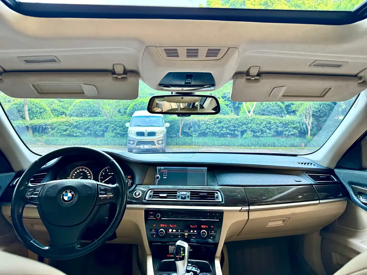 BMW 7 Series 2009 Model 740Li Leading Edition фото 12