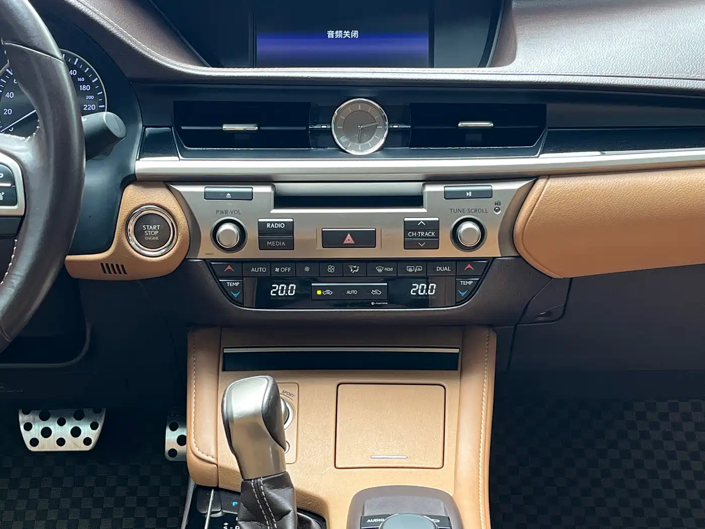 Photo 12 - Lexus ES