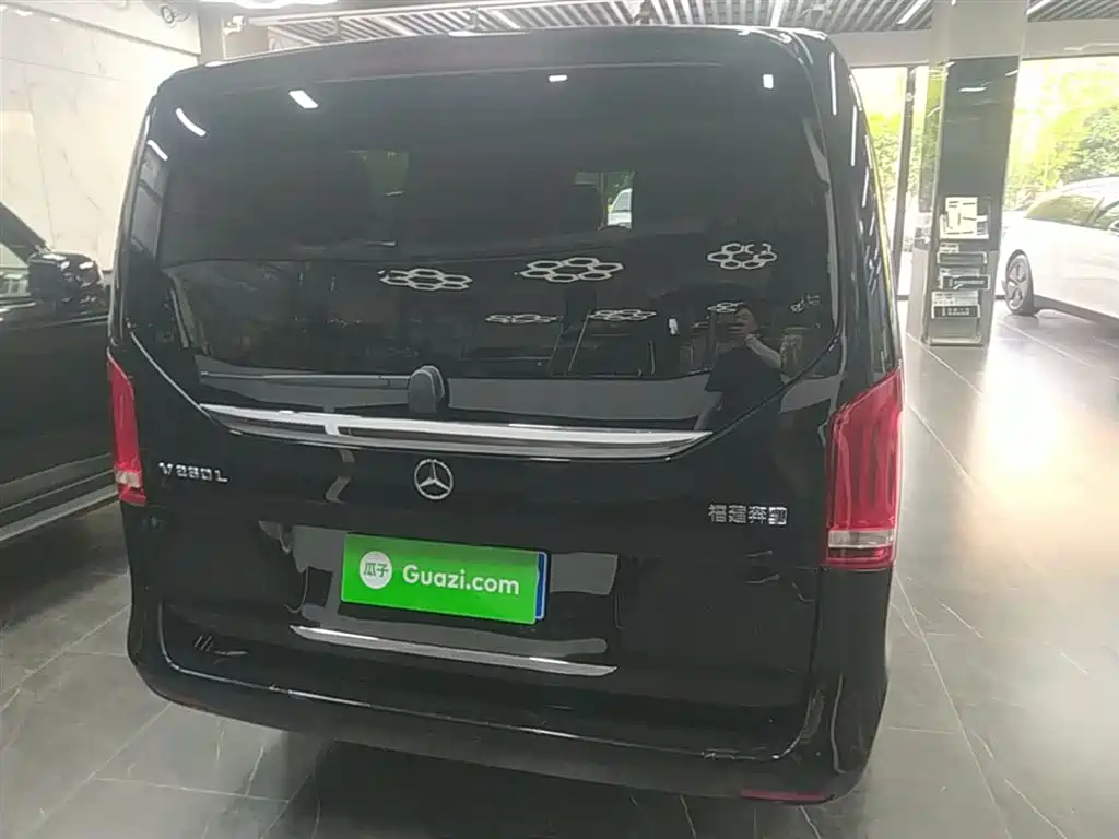 Mercedes-Benz V-Class 2021 V 260 L Long Wheelbase Premium Edition фото 6