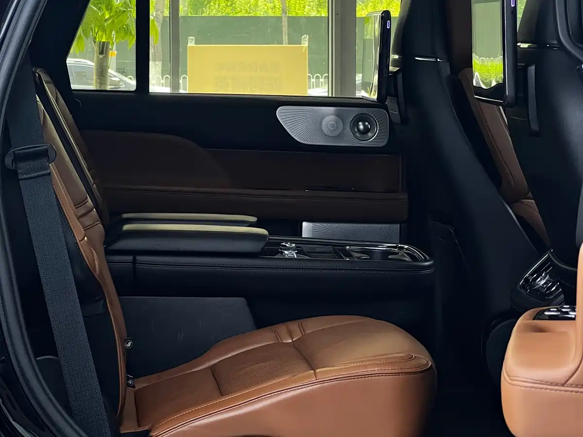 Lincoln Navigator 2019 3.5T Ultimate China VI фото 14