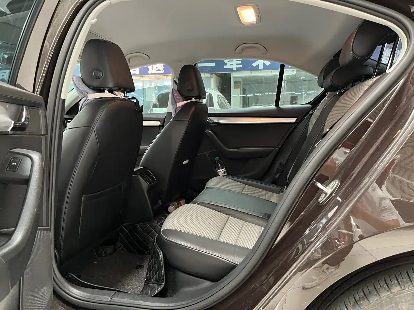 Škoda Octavia 2017 1.6L Automatic Pioneer Edition фото 10