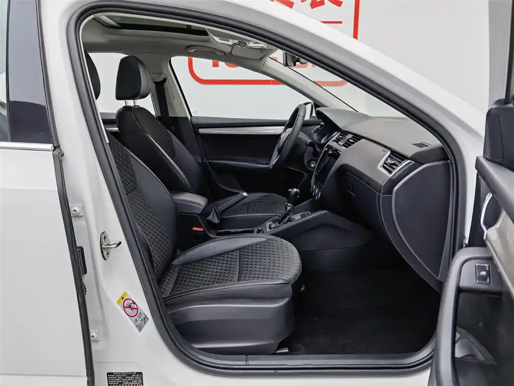 Škoda Octavia 2019 1.5L Automatic Smart Luxury China VI фото 23