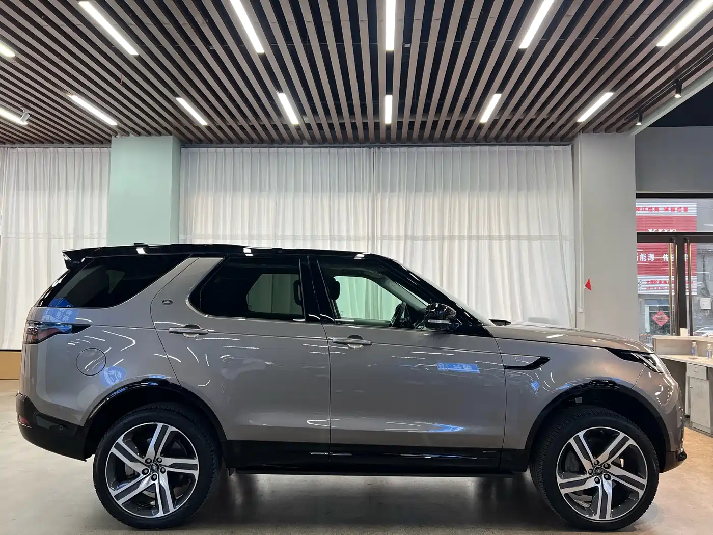 Land Rover Discovery 2021 360PS R-Dynamic HSE фото 17