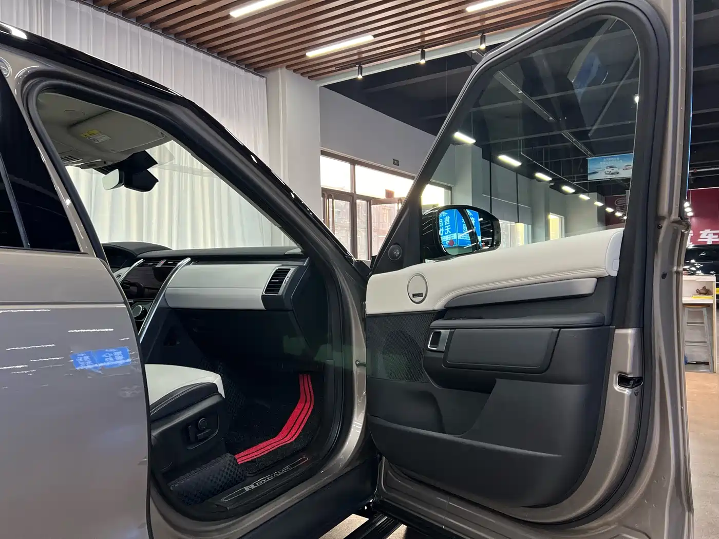Land Rover Discovery 2021 360PS R-Dynamic HSE фото 7