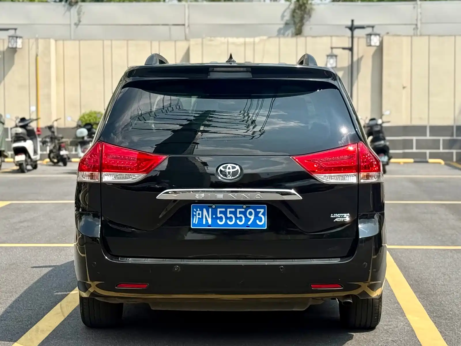 Photo 5 - Toyota Sienna