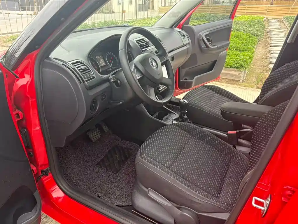 Škoda Fabia 2014 1.6L Automatic Sport Edition фото 7