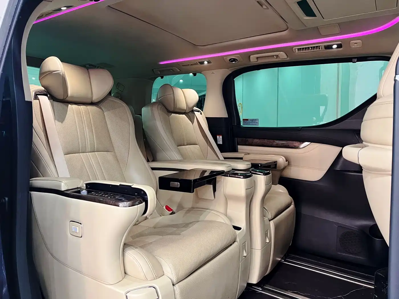 Toyota Vellfire 2019 Hybrid 2.5L HV Premium Edition фото 11