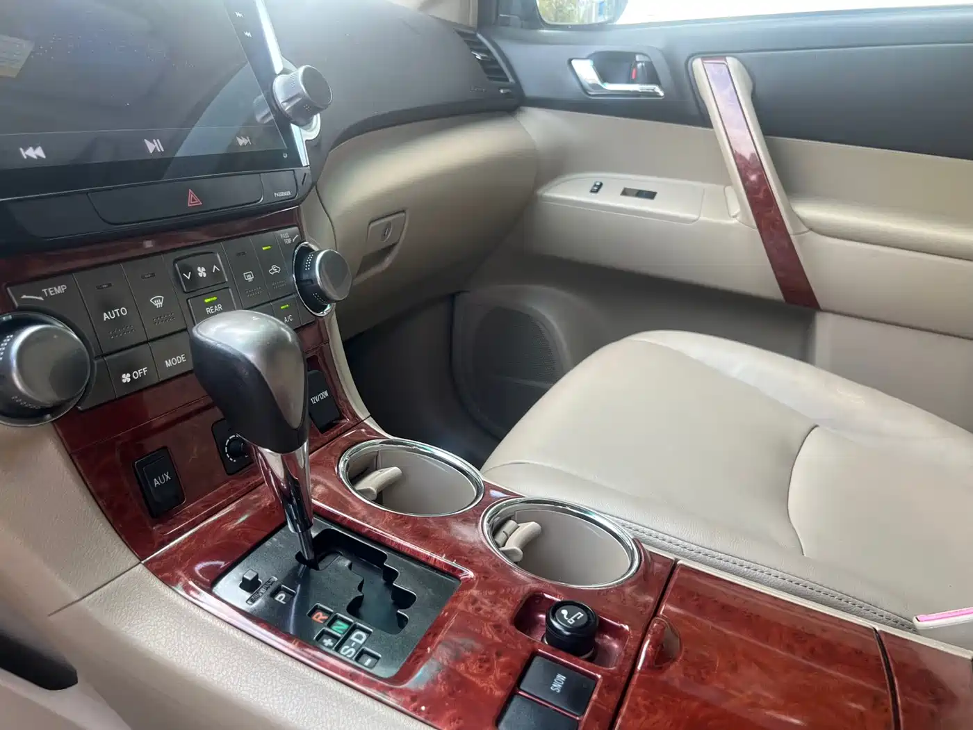 Toyota Highlander 2012 2.7L 2WD 7-Seater Luxury Edition фото 14