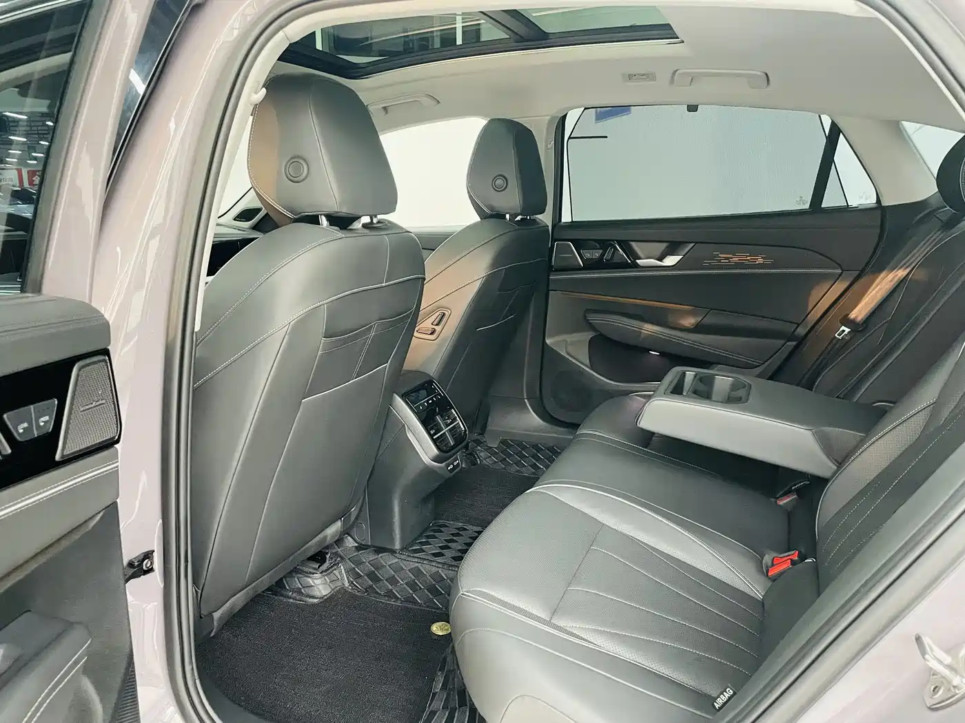 Volkswagen Passat 2025 Pro 380TSI Dragon Prestige Edition фото 10