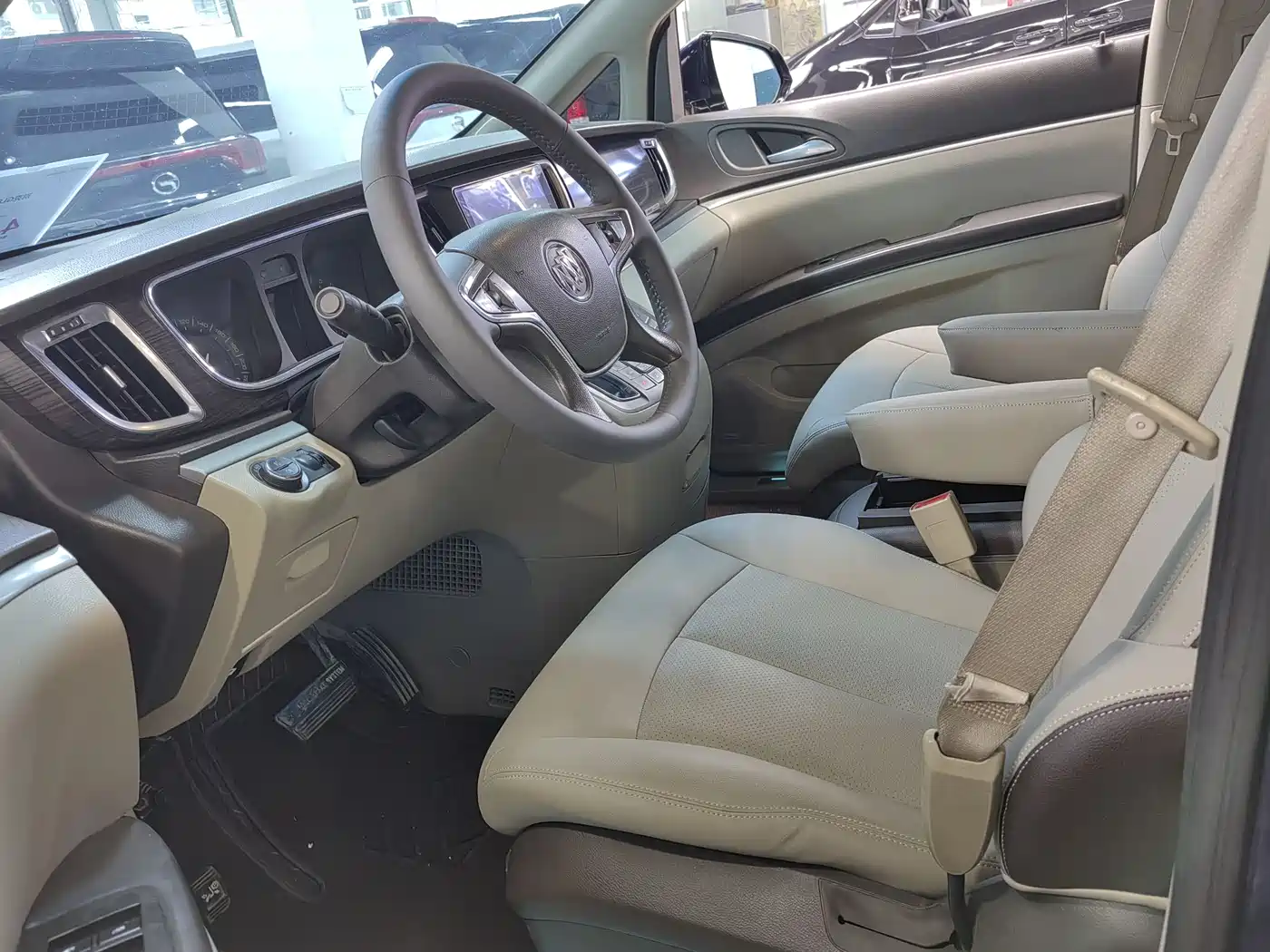Buick GL8 2011 3.0L XT Luxury Business Flagship фото 8