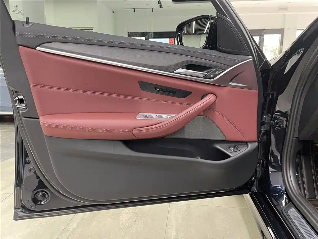 BMW 5 Series 2023 530Li Leading M Sport Package фото 14