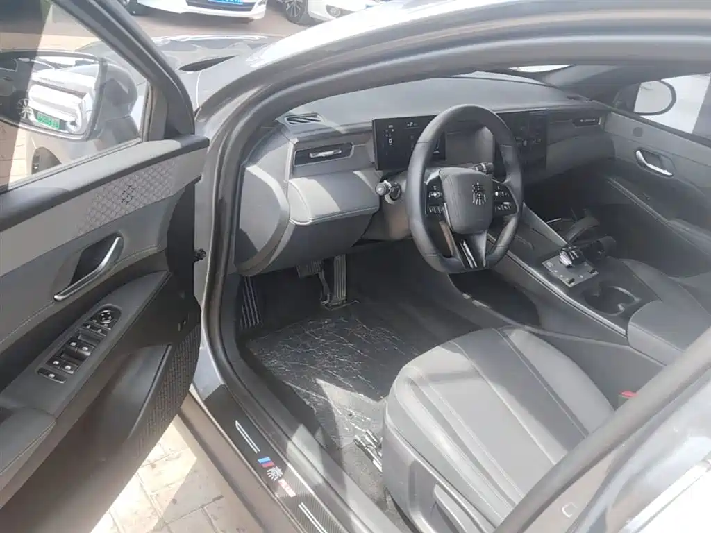 BYD Qin PLUS 2025 DM-i Smart Drive 55KM Leader фото 12