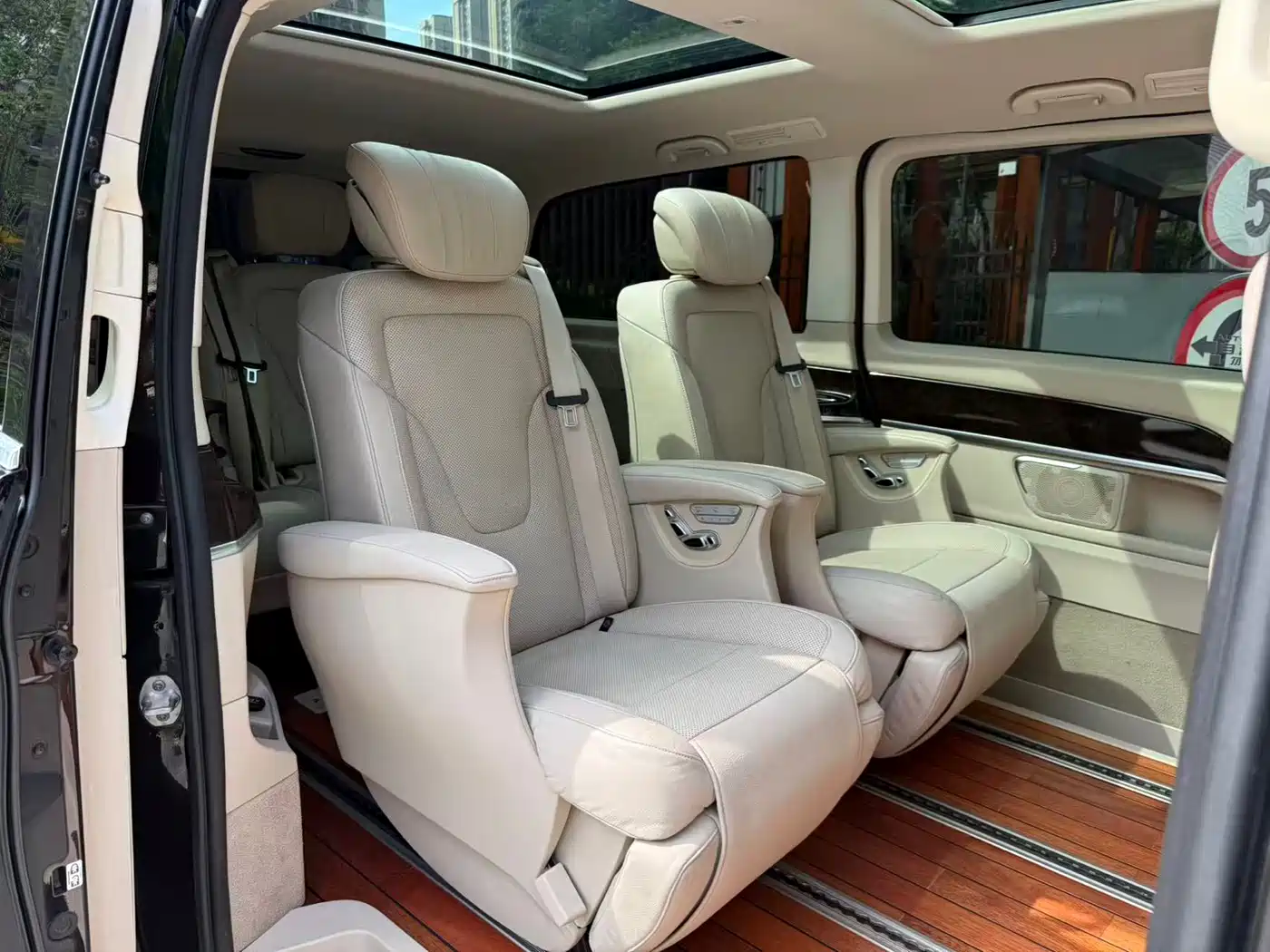 Mercedes-Benz V-Class 2018 V 260 L Premium Long Wheelbase Edition China VI фото 33