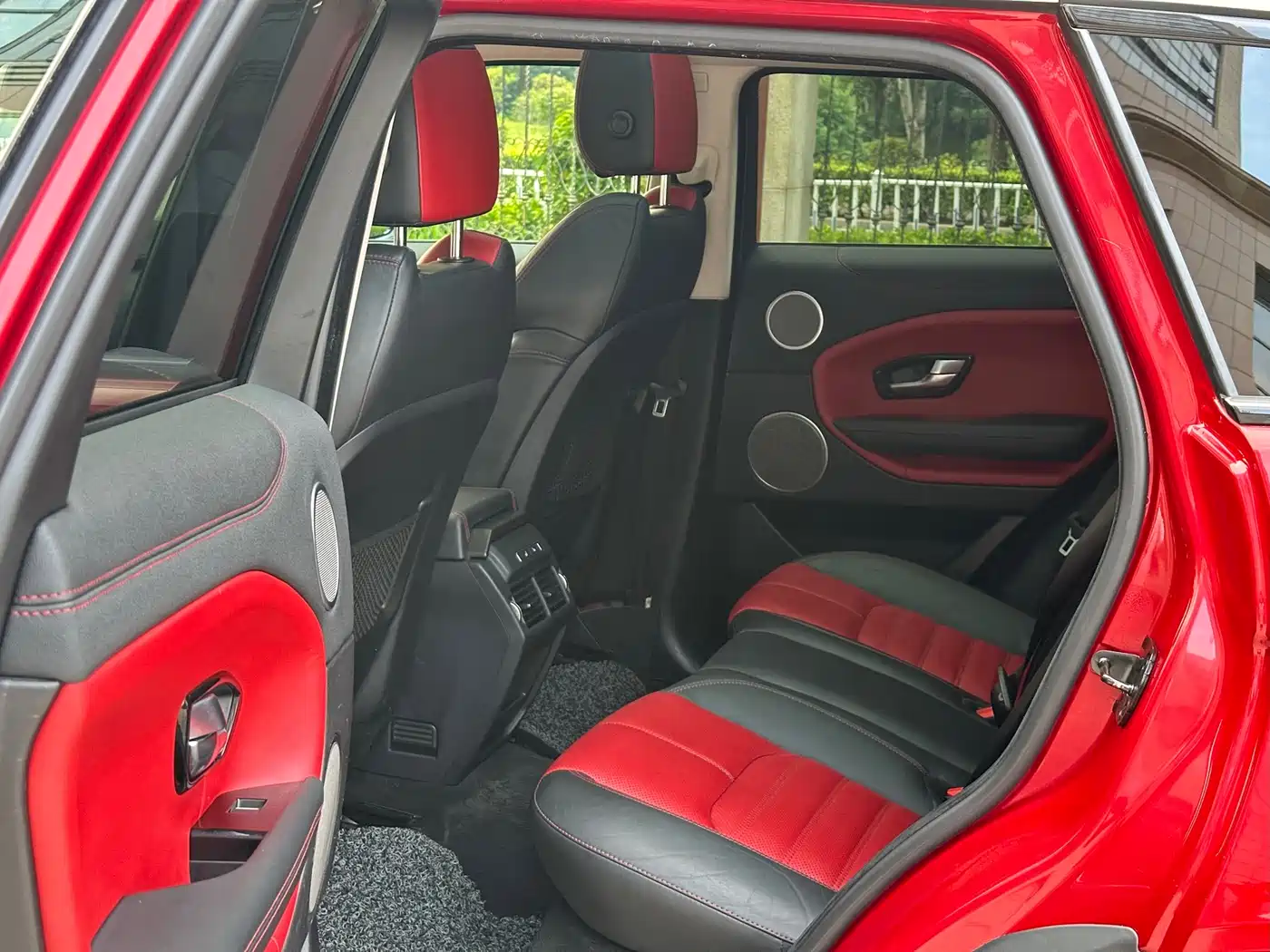 Land Rover Range Rover Evoque 2015 2.0T 5-Door Premium Edition фото 6