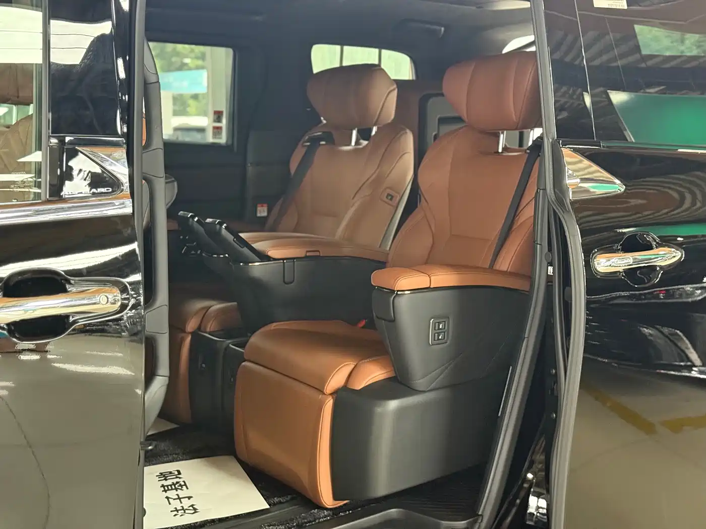 Toyota Alphard 2025 Hybrid 2.5L Ultimate Gold Edition фото 19