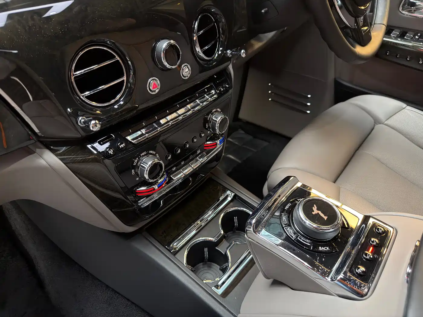 Rolls-Royce Phantom 2018 6.7T Long Wheelbase Version фото 8