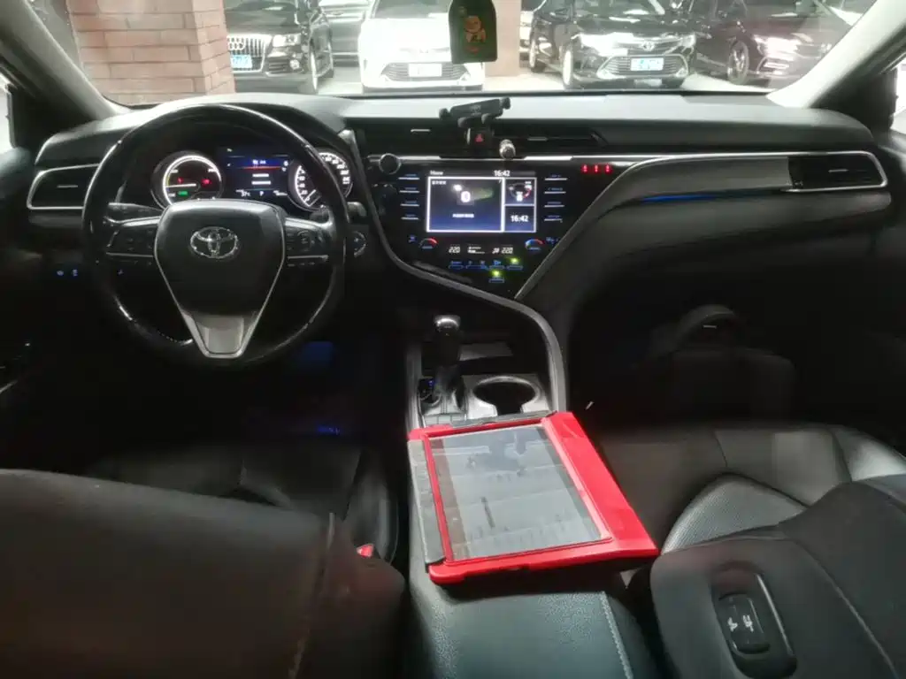Фото 10 - Toyota Camry
