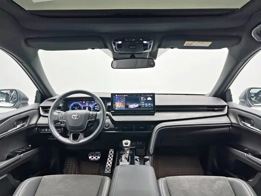Фото 23 - Toyota Camry