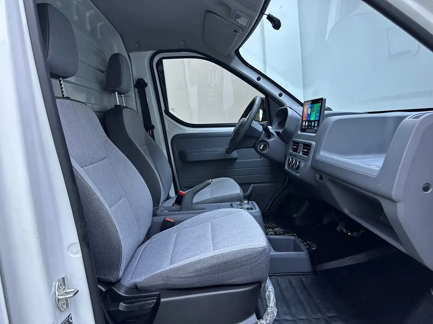 Wuling Motors Wuling Yangguang 2024 2024 300km Practical Enclosed Window Version 60kW