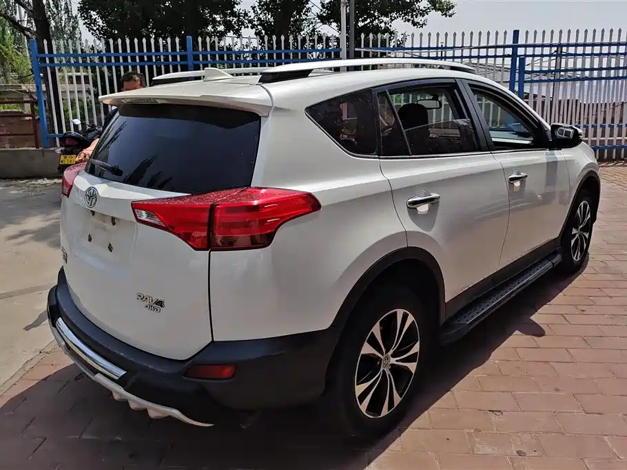 Toyota RAV4 Rongfang 2015 2.5L Automatic 4WD Luxury Edition фото 3