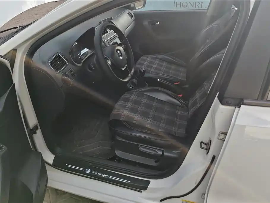 Volkswagen Polo 2016 1.6L Manual Comfort фото 9