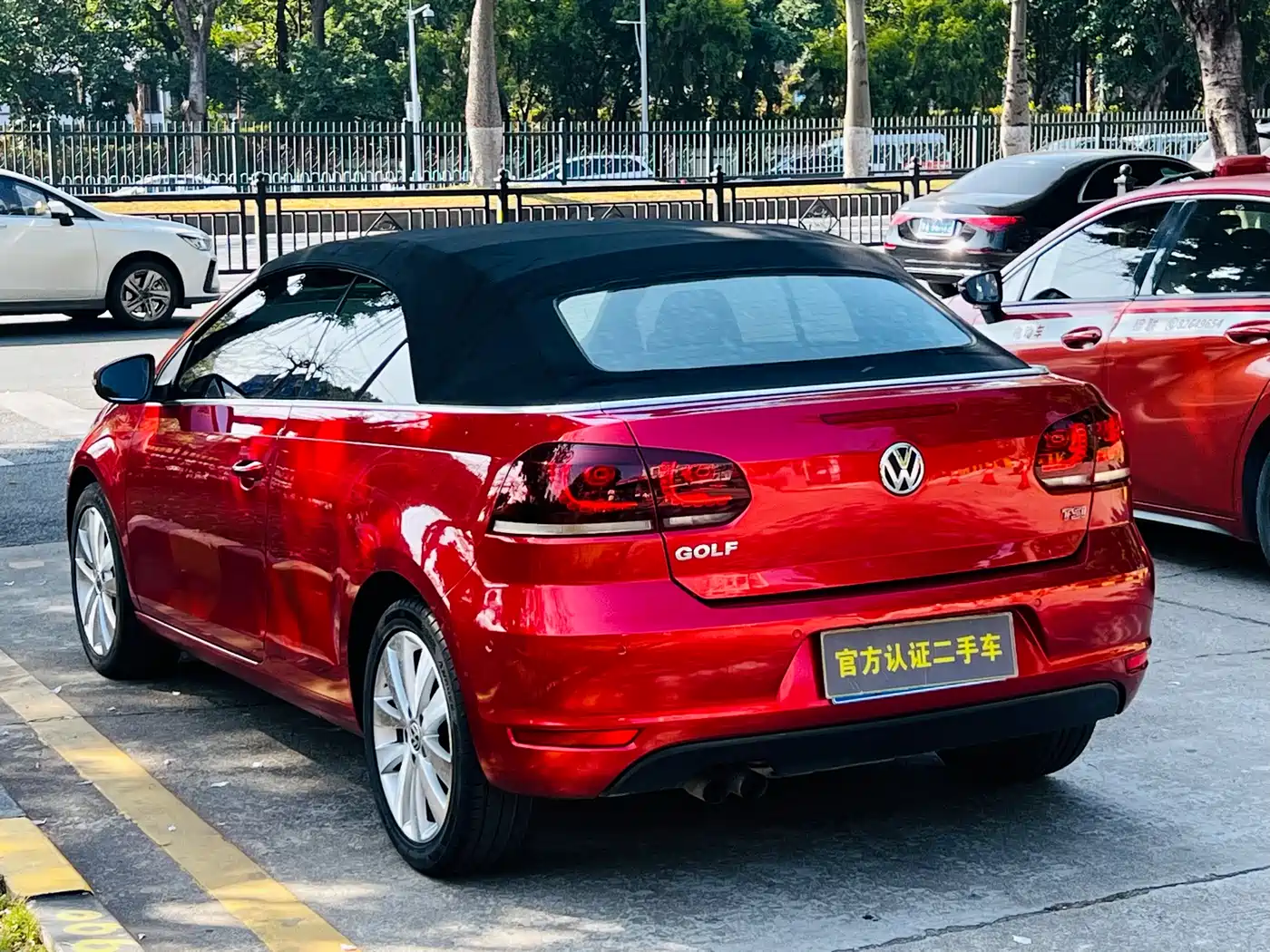 Volkswagen Golf (Import) 2012 1.4TSI Luxury Convertible Edition фото 6
