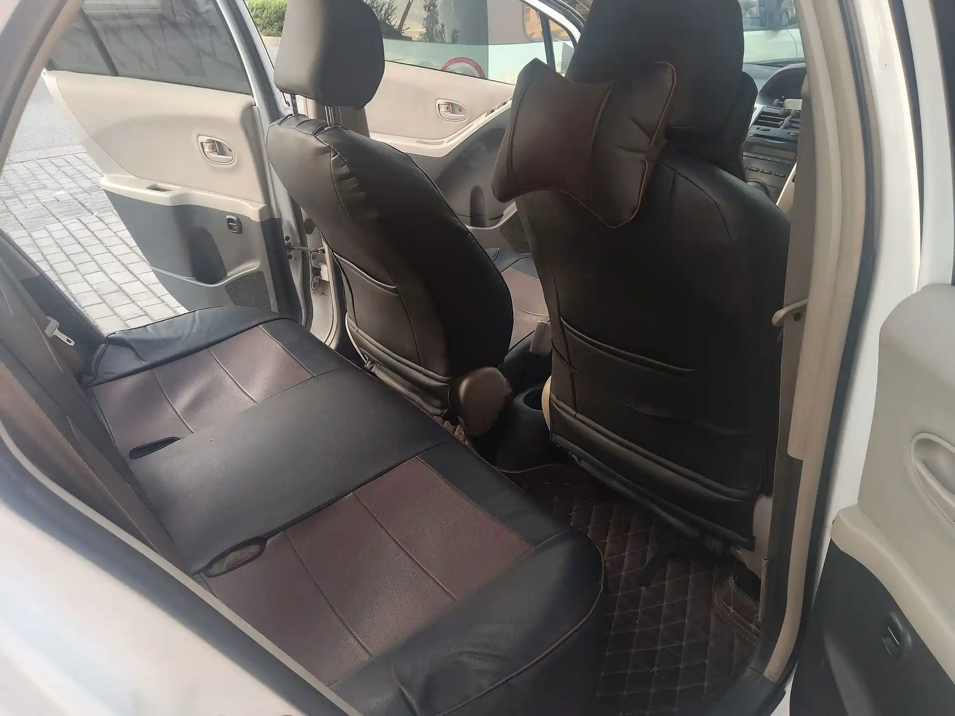 Фото 4 - Toyota Yaris