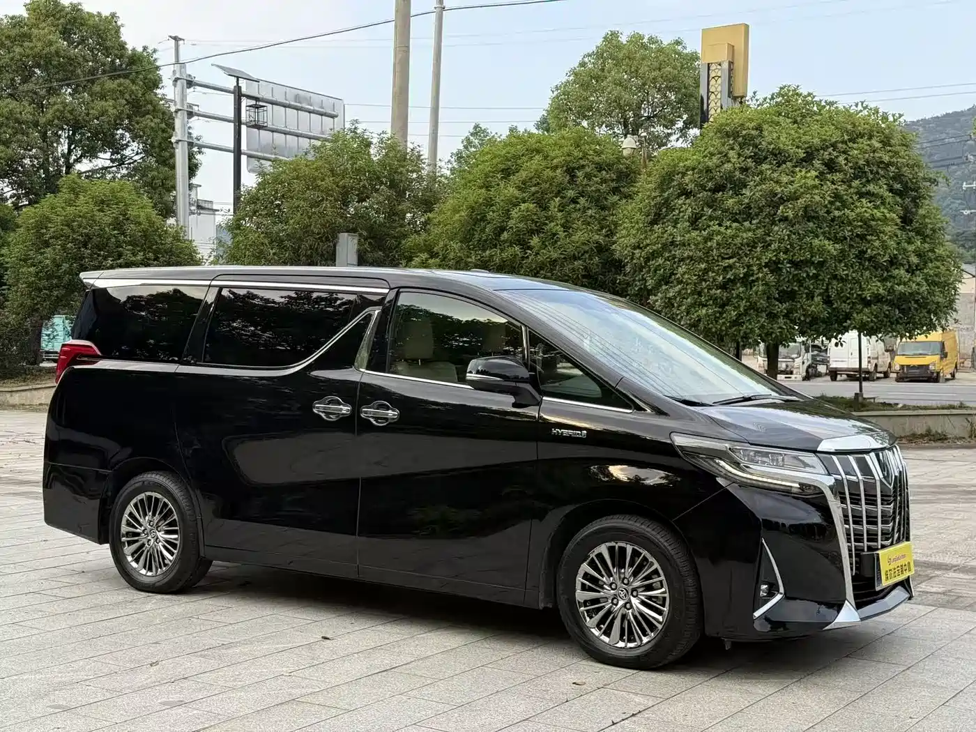 Toyota Alphard 2019 Hybrid 2.5L Premium Edition фото 2